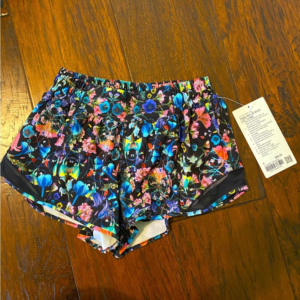 Closet clean out! BNWT Lululemon Hotty Hot LR short 2.5 inch lined